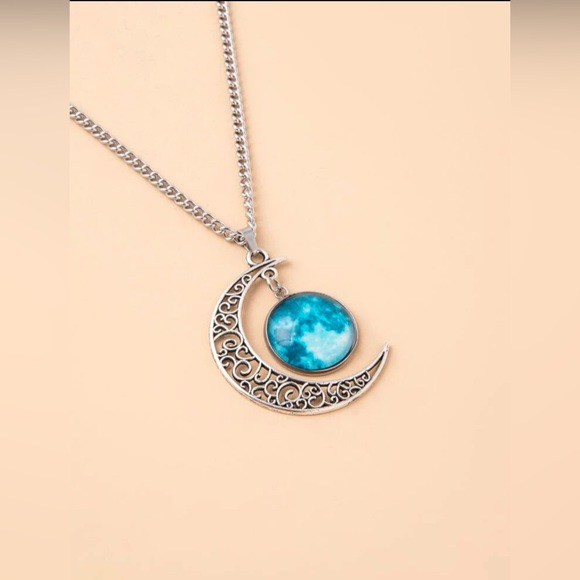 Moon Pendant Necklace that lights up - Picture 4 of 5
